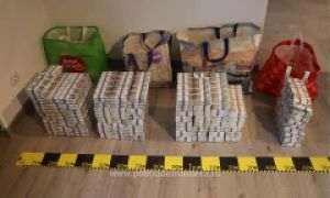 Poliţia de frontieră : Opt percheziţii domiciliare într-un dosar pentru deţinerea şi comercializarea ilegală a produselor accizabile